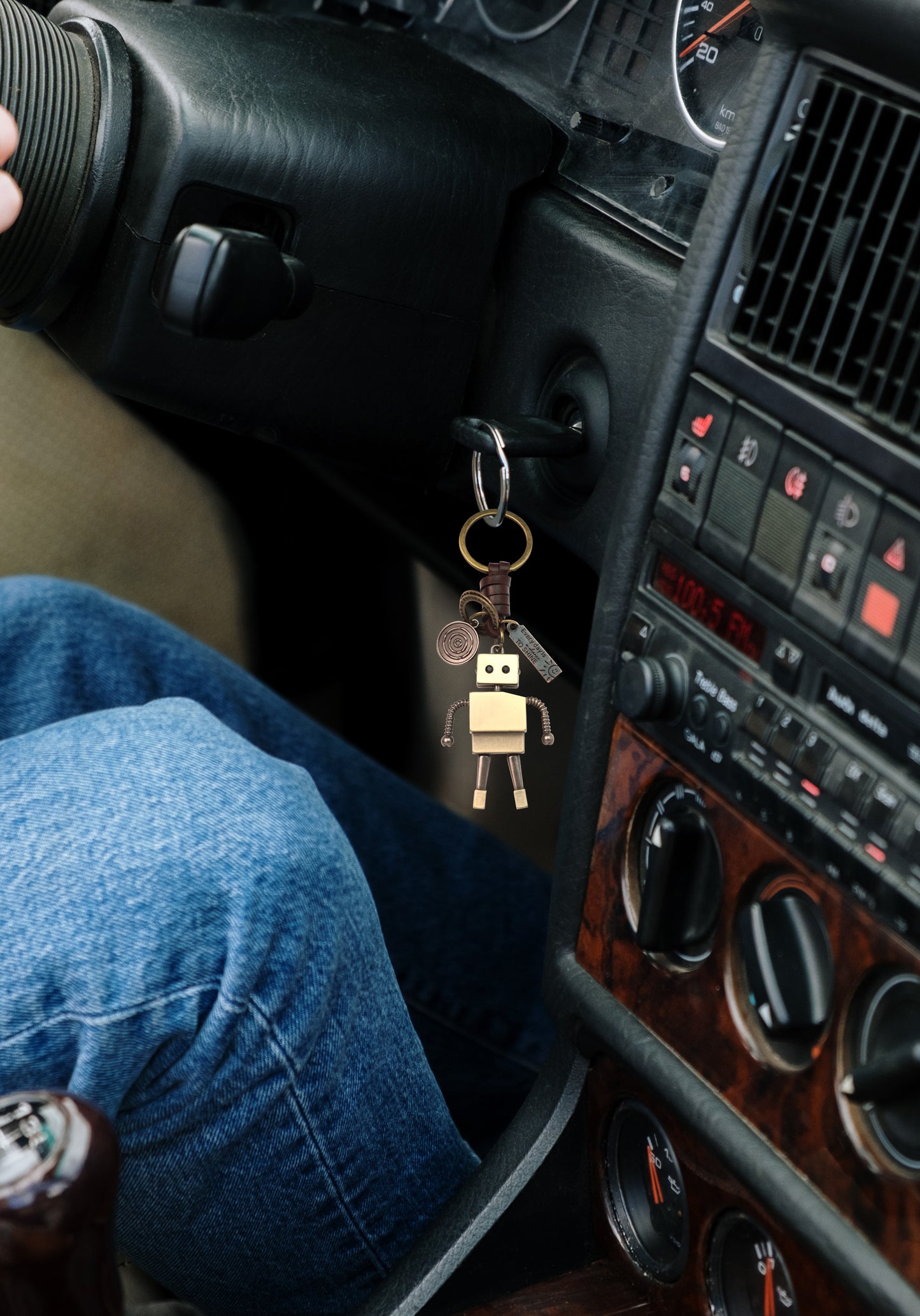 3D Robot Keychain Charm – Handmade Vintage Leather – Funny Gift Keyring